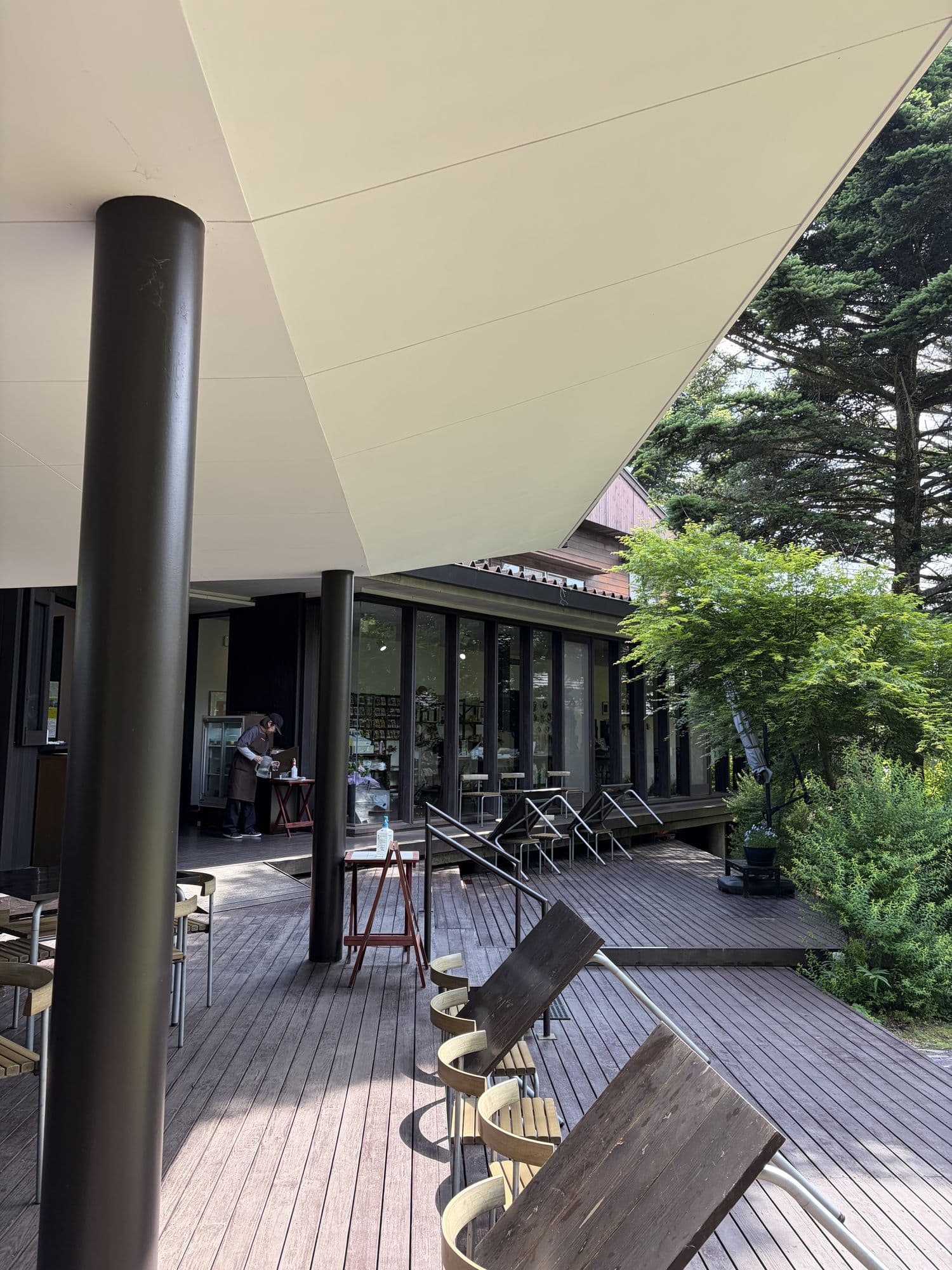 カフェ ルヴァン（軽井沢ルヴァン美術館）：ガラス張りのカフェに沿って続く、屋根付きのテラス席。