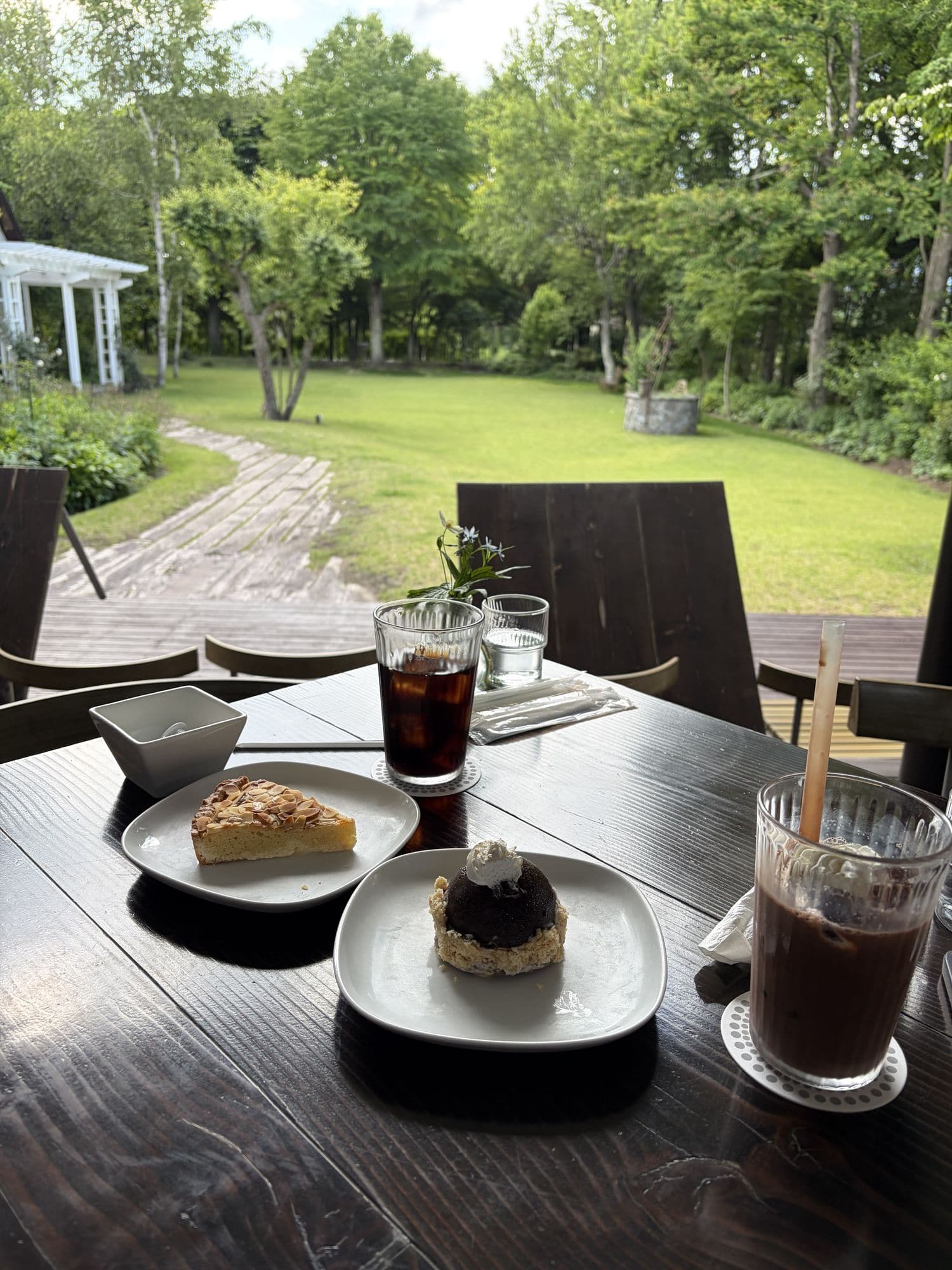 カフェ ルヴァン（軽井沢ルヴァン美術館）：手作りケーキとアイスコーヒー。庭を眺めながらのカフェタイム。