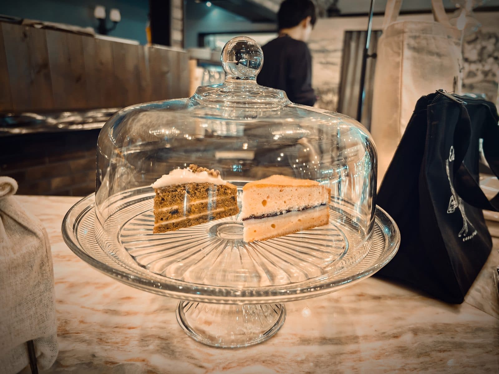 カフェ イレブンシス ティールームス：キャロットケーキ（左）とヴィクトリアスポンジ（右）。英国伝統の焼き菓子。