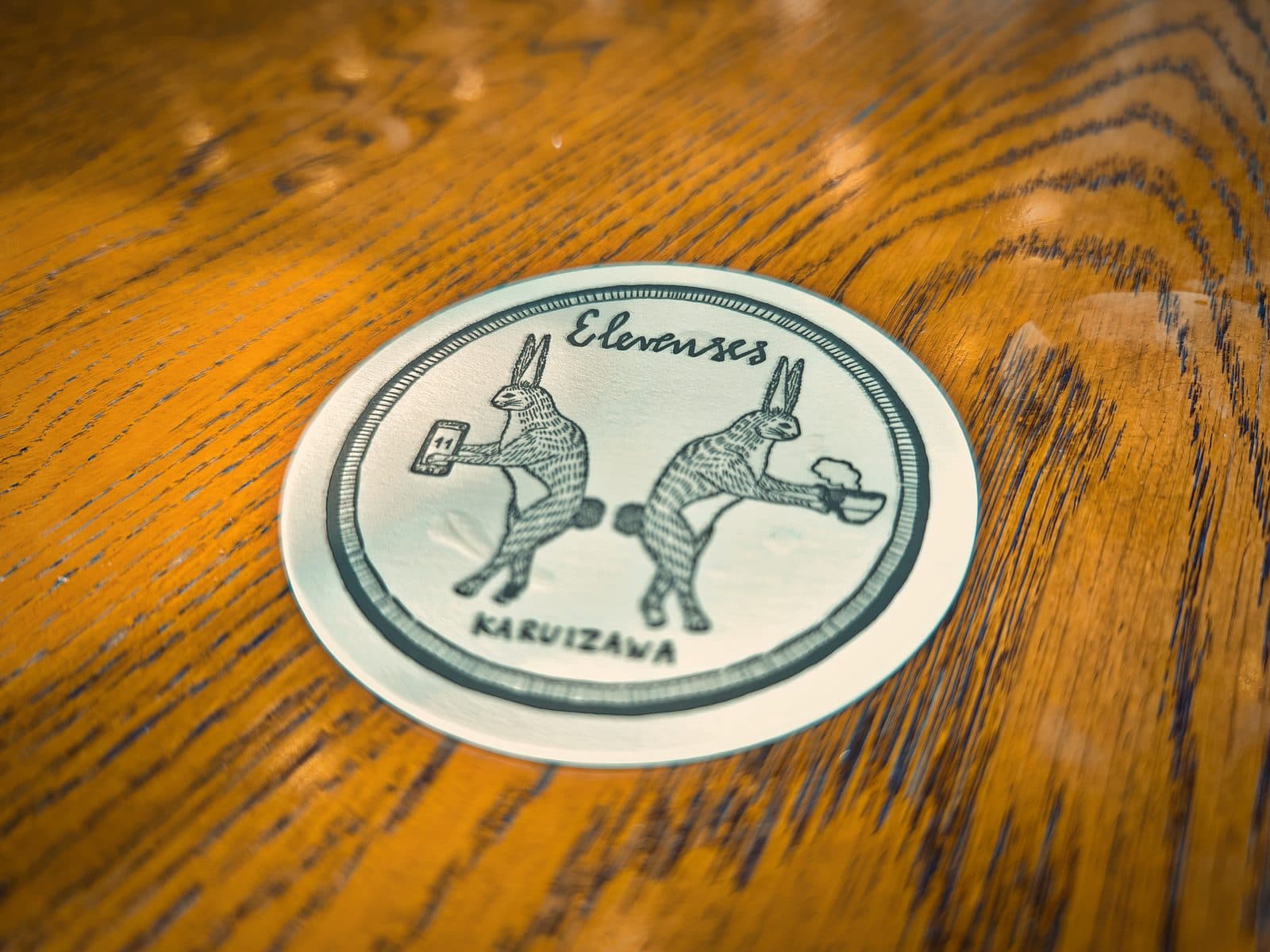 カフェ イレブンシス ティールームス：うさぎ2匹をあしらった「Elevenses KARUIZAWA」のロゴ。