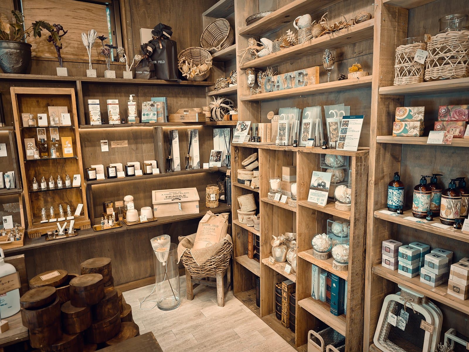 GAFLO CAFE：物販の棚。ソラフラワーやフレグランス、ハンドウォッシュなど植物由来の品が中心（2026年8月撮影）。