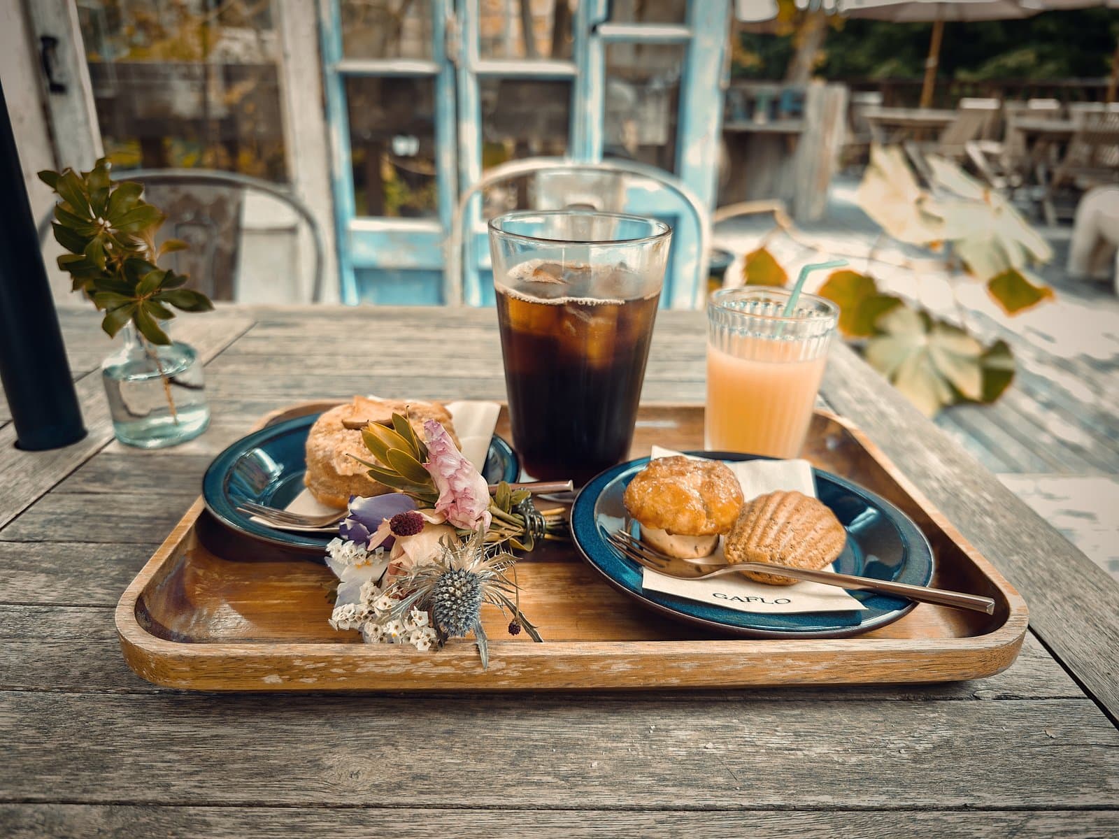 GAFLO CAFE：「FLOWER FIELD PLATE」（1,150円）。本日の焼き菓子とドリンク、ミニブーケが木のトレイで運ばれてくる。写真は2人分（2026年8月撮影）。