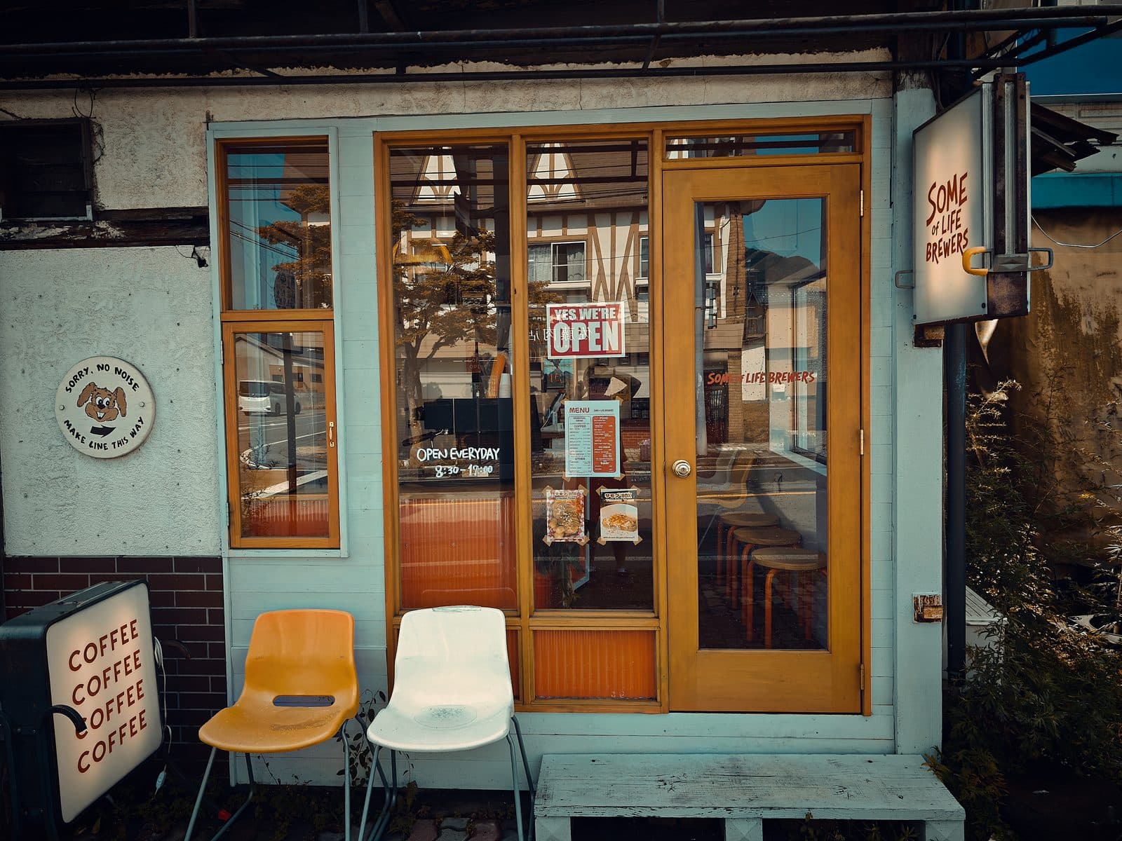 SOME of LIFE BREWERS：中軽井沢駅から徒歩約2分の店頭。板書に「OPEN EVERYDAY 8:30-17:00」の掲示（2026年7月撮影）。