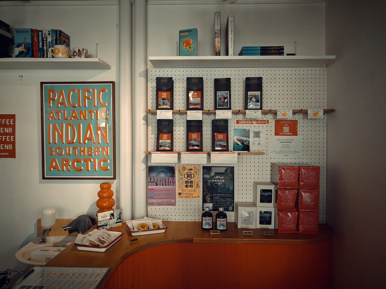 SOME of LIFE BREWERS：店内の物販コーナー。産地別のコーヒー豆、オリジナルドリップバッグ、ovgo BAKERのクッキーが並ぶ。