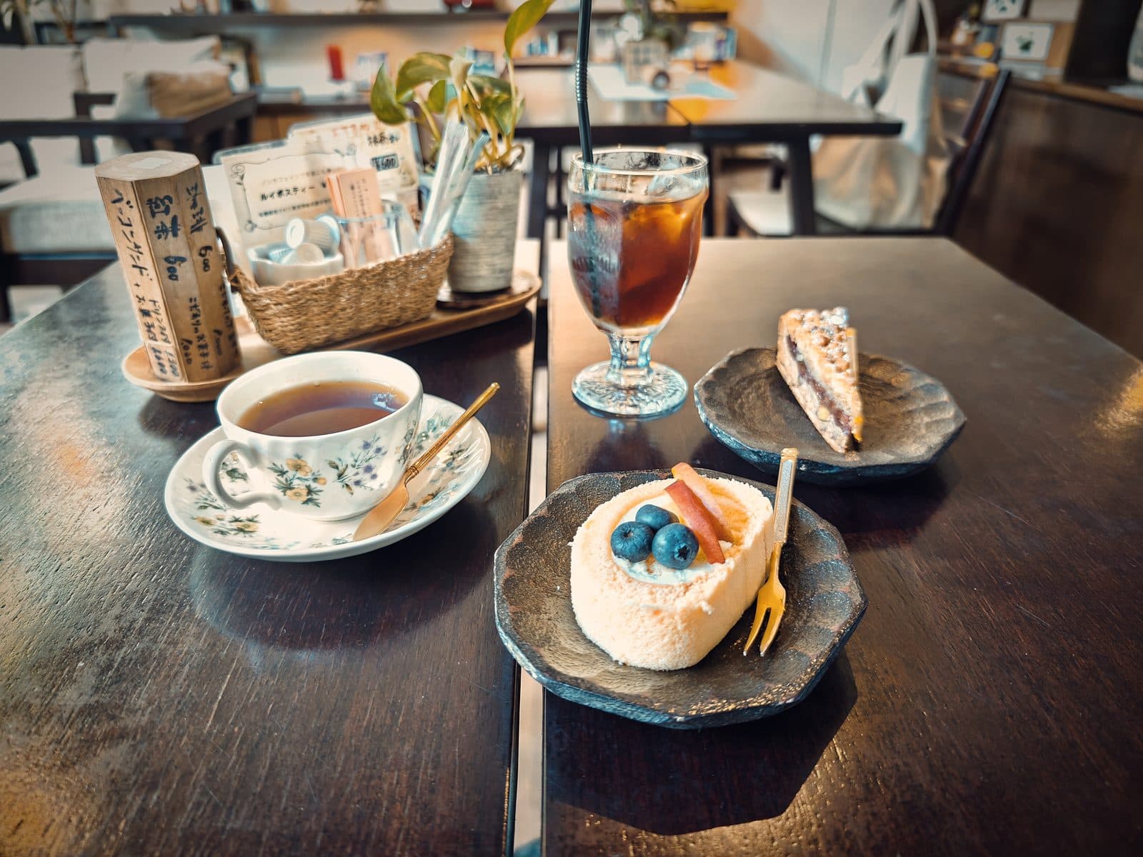 ザ・テラス・サクマ（THE TERRACE SAKUMA）：紅茶（600円）とアイスコーヒー、フルーツのロールケーキ。手書きの木札メニューが店の雰囲気を伝える。