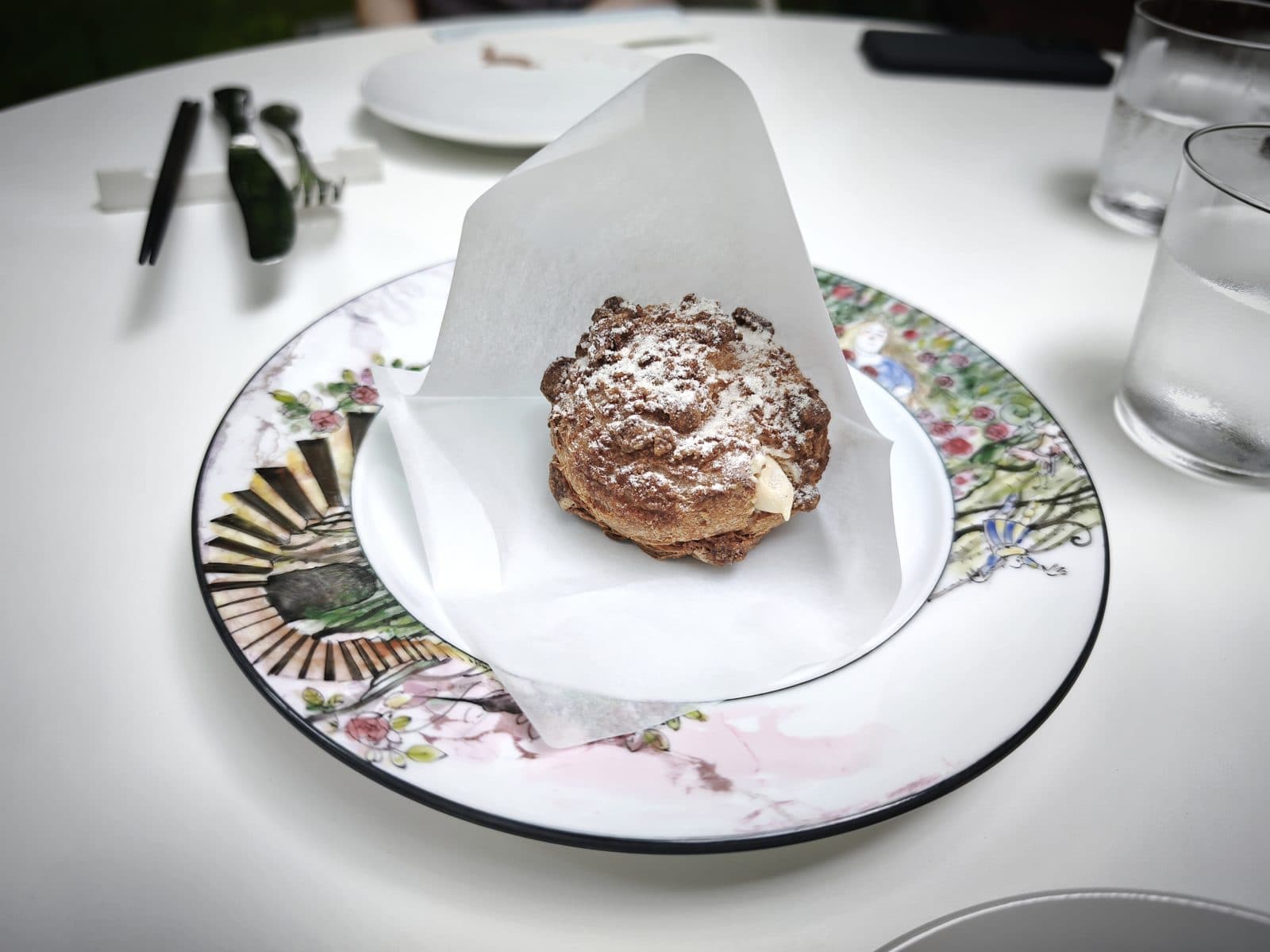 クレソンリバーサイドストーリー旧軽井沢|森のシュークリーム(540円)。店舗公式メニューによれば信州産の卵と小麦で焼いたザクッとした生地に、注文後にクリームを詰める。単価は高めだが味は特に印象に残った(2026年9月訪問)