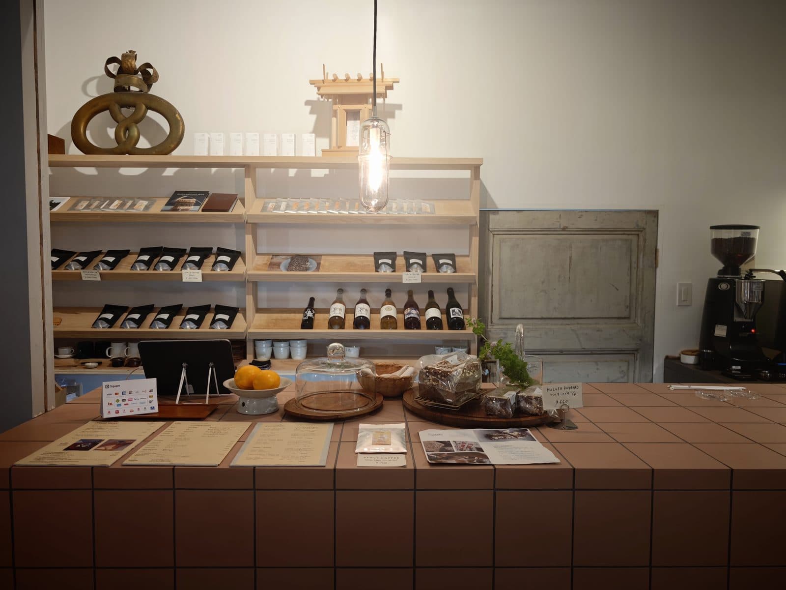 カウンターに並ぶルブロ(RUGBRØD)とSTYLE COFFEEのドリップバッグ。商品数を絞った引き算の構成です(2026年9月12日・編集部撮影)