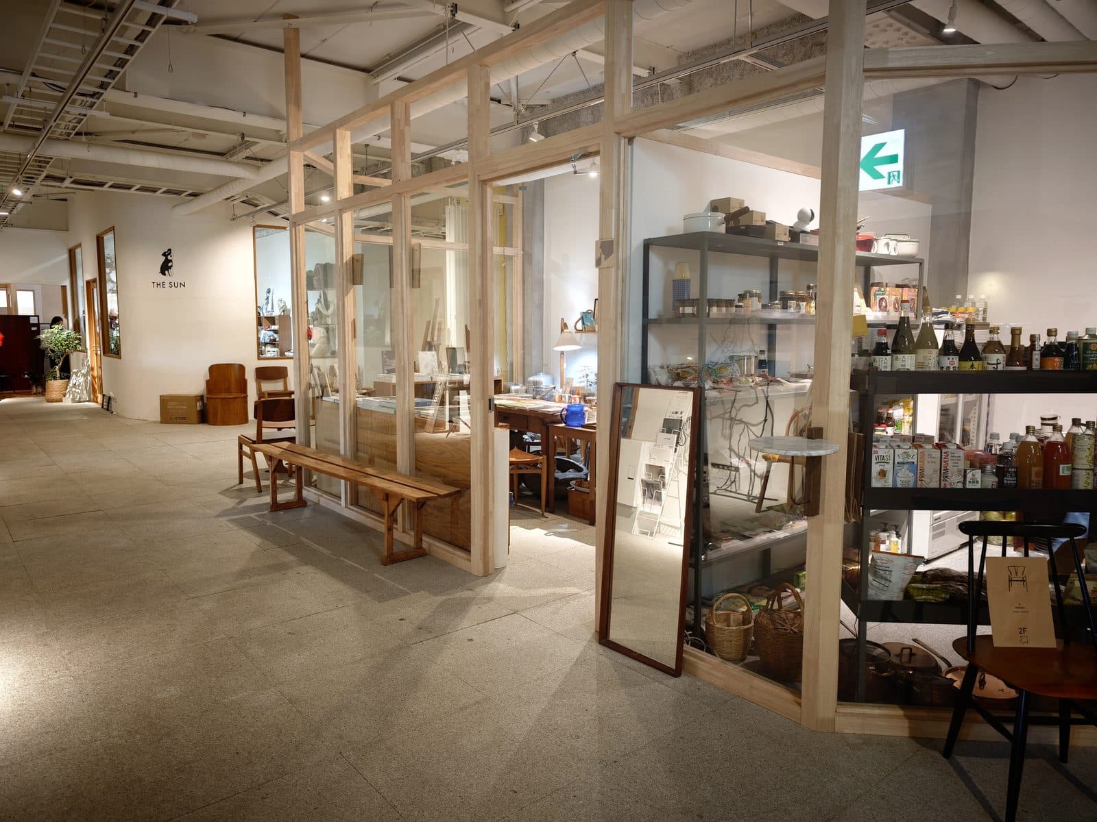 still 館内のショップスペース。食品や生活雑貨が並びます(2026年9月12日・編集部撮影)