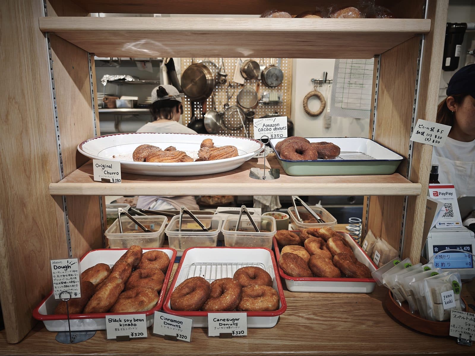 Horse and the sun(ホーサン):店内のグローサリー。全国の小さなつくり手による調味料・保存食・焼き菓子や、近隣の野菜が並ぶ。