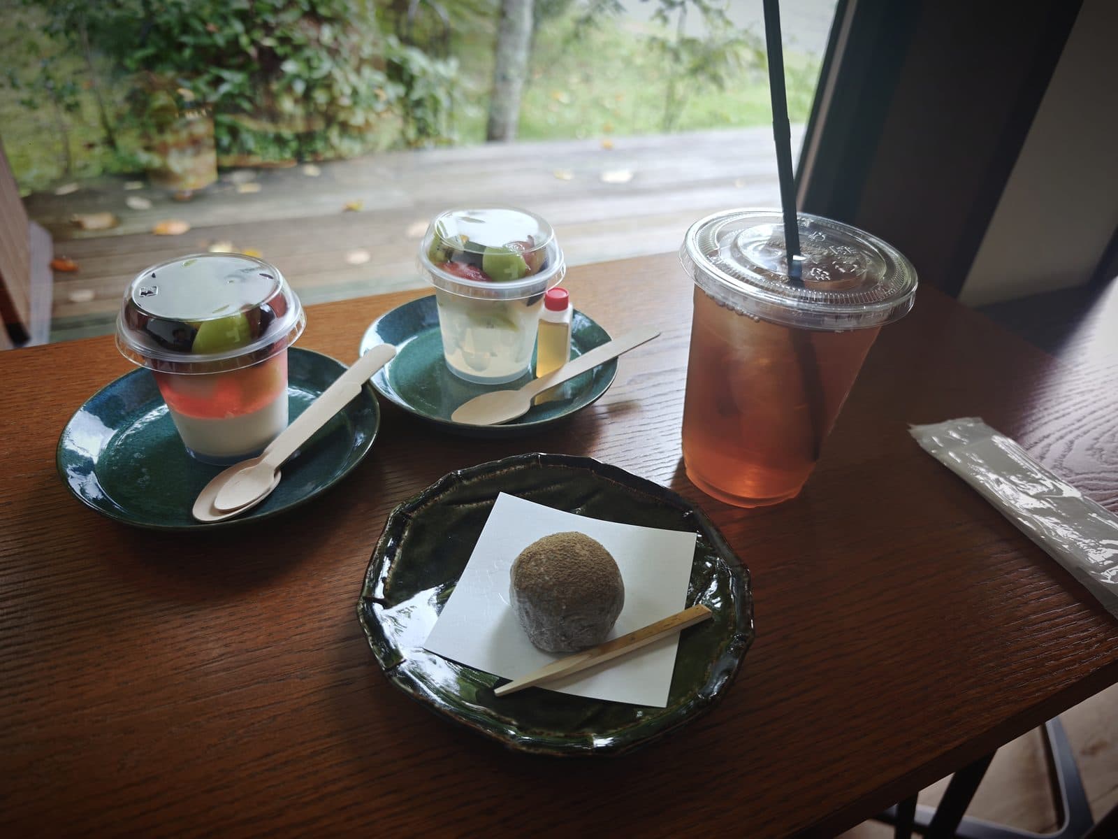 イートインで注文した、季節の果物と黒文字プリン、フルーツあんみつ(白みつは別添え)、黒文字大福、アイスの黒文字茶(2026年9月12日・編集部撮影)