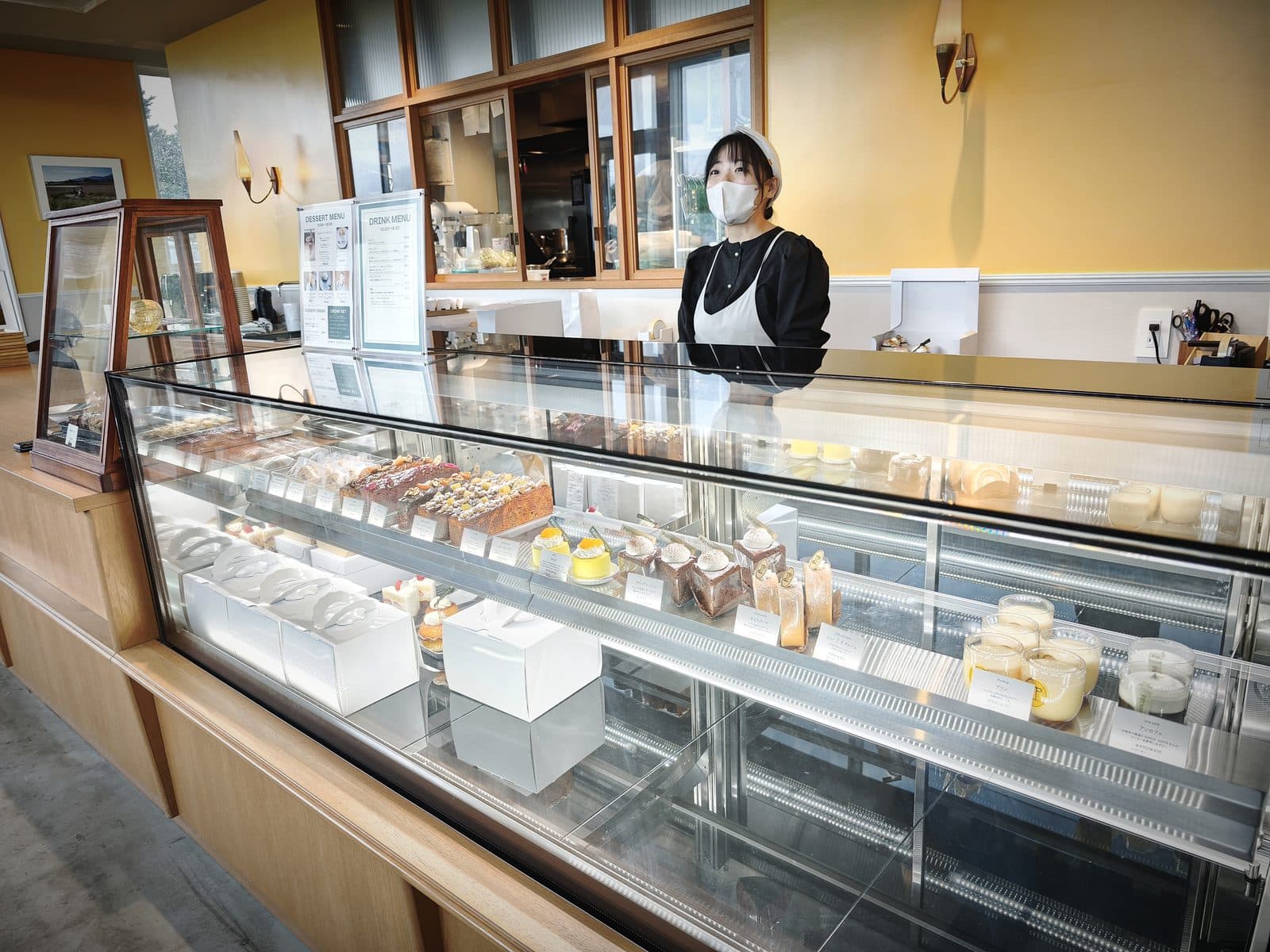 生ケーキ・プリンが並ぶショーケースとカウンター