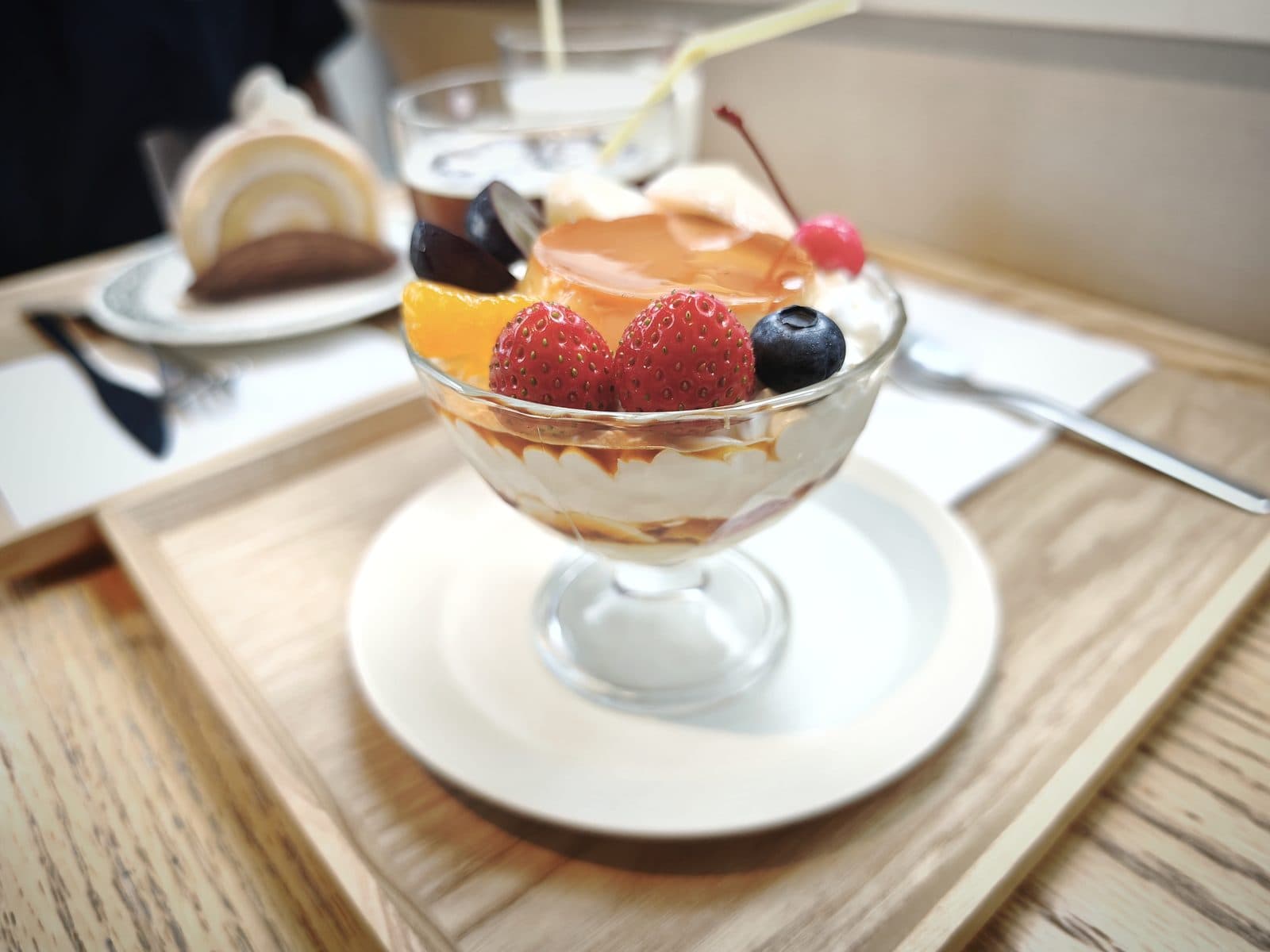 プリンとフルーツのパフェ