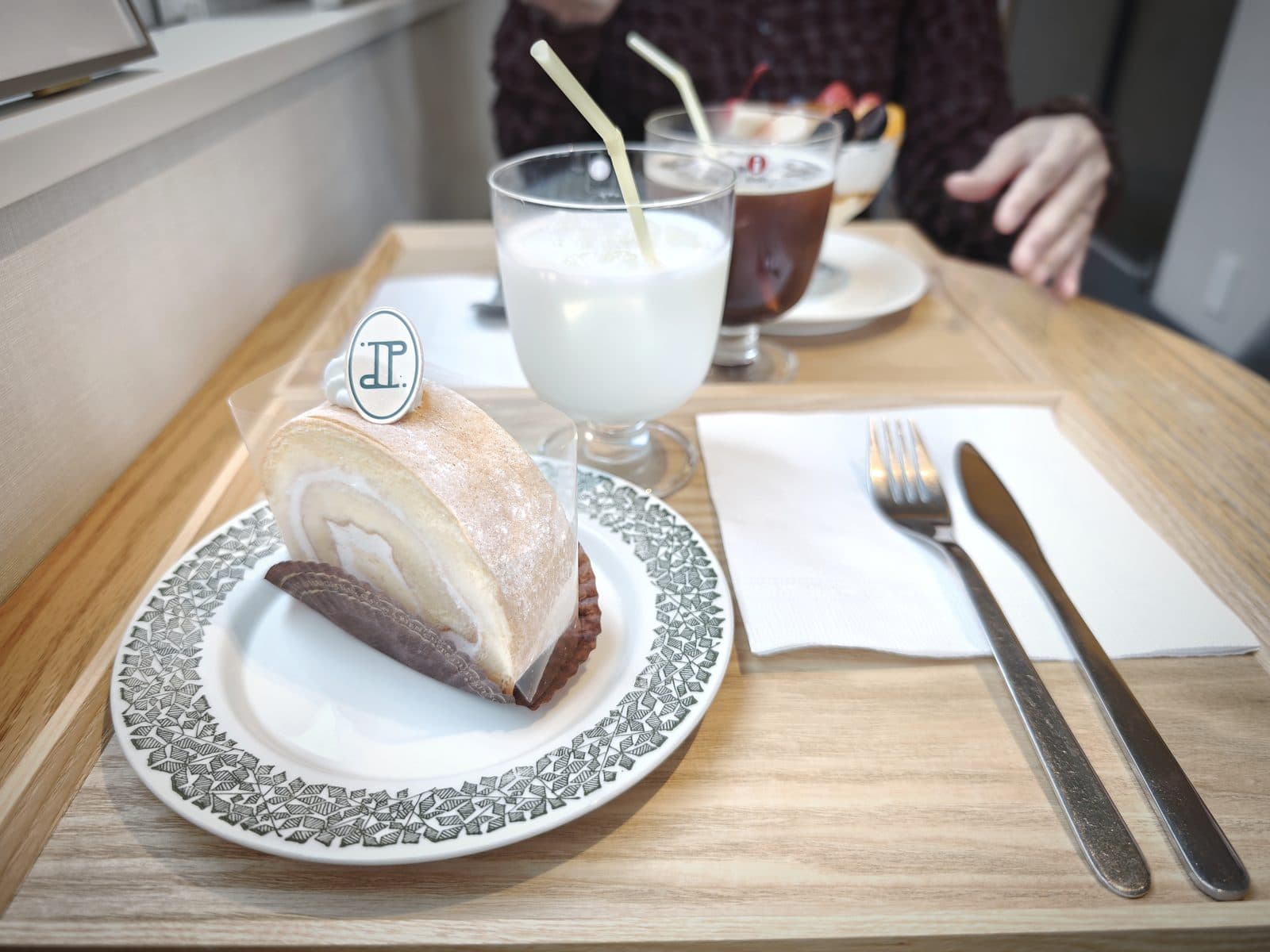 ロールケーキとドリンクのセット