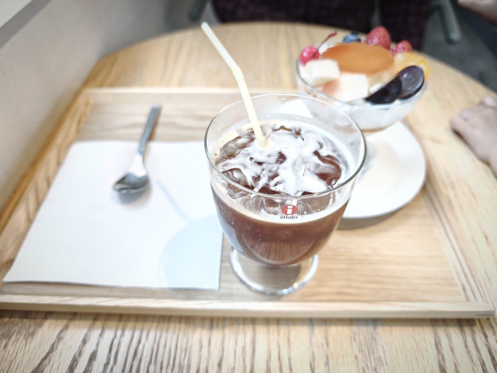 コーヒーフロート。器はイッタラ