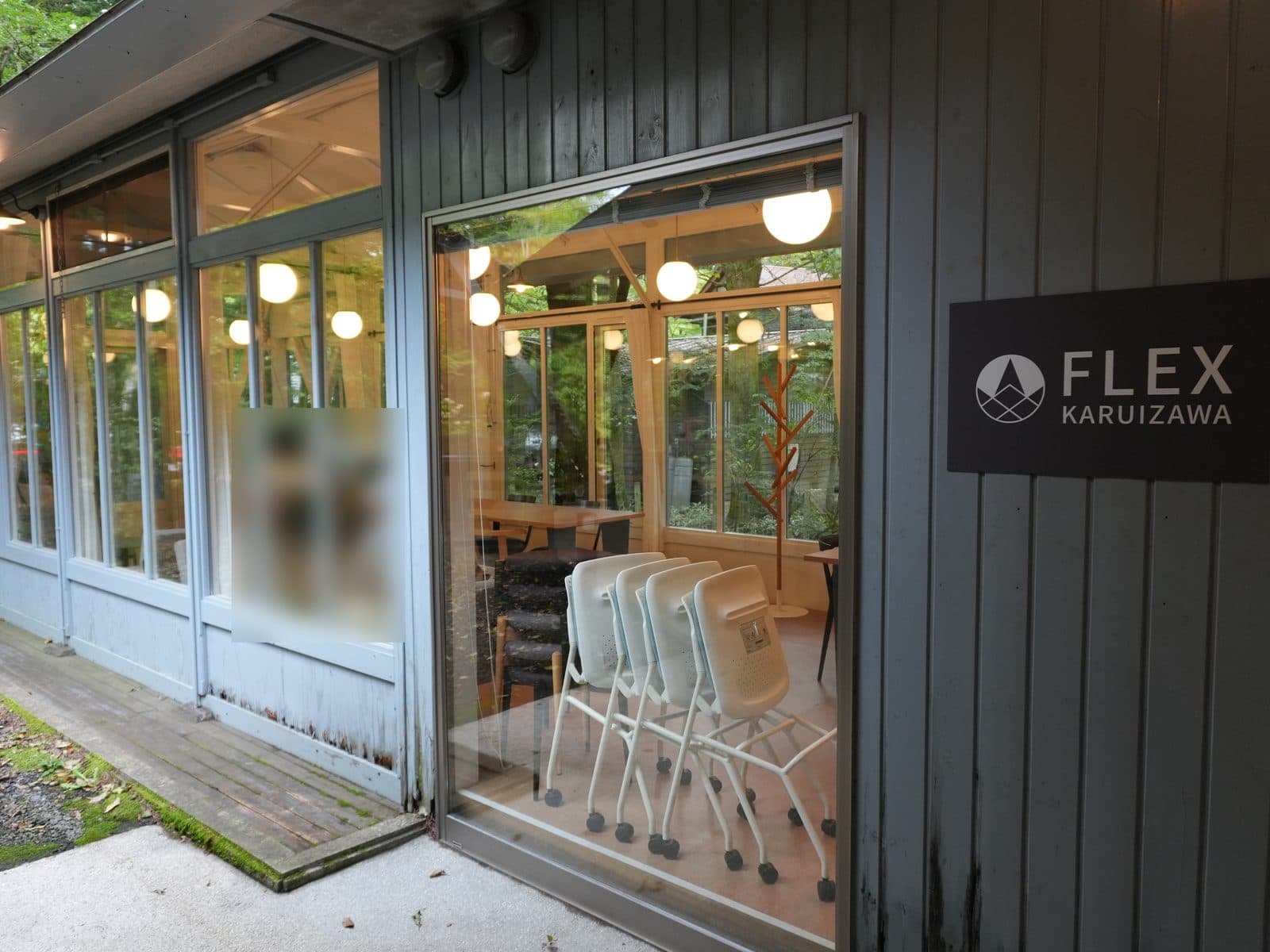 ROUND ABOUT CAFE(ラウンドアバウトカフェ)|建物の外壁にあるFLEX KARUIZAWAのサイン。カフェはこのワークスペース施設の1階に併設されています(2026年9月19日・編集部撮影)