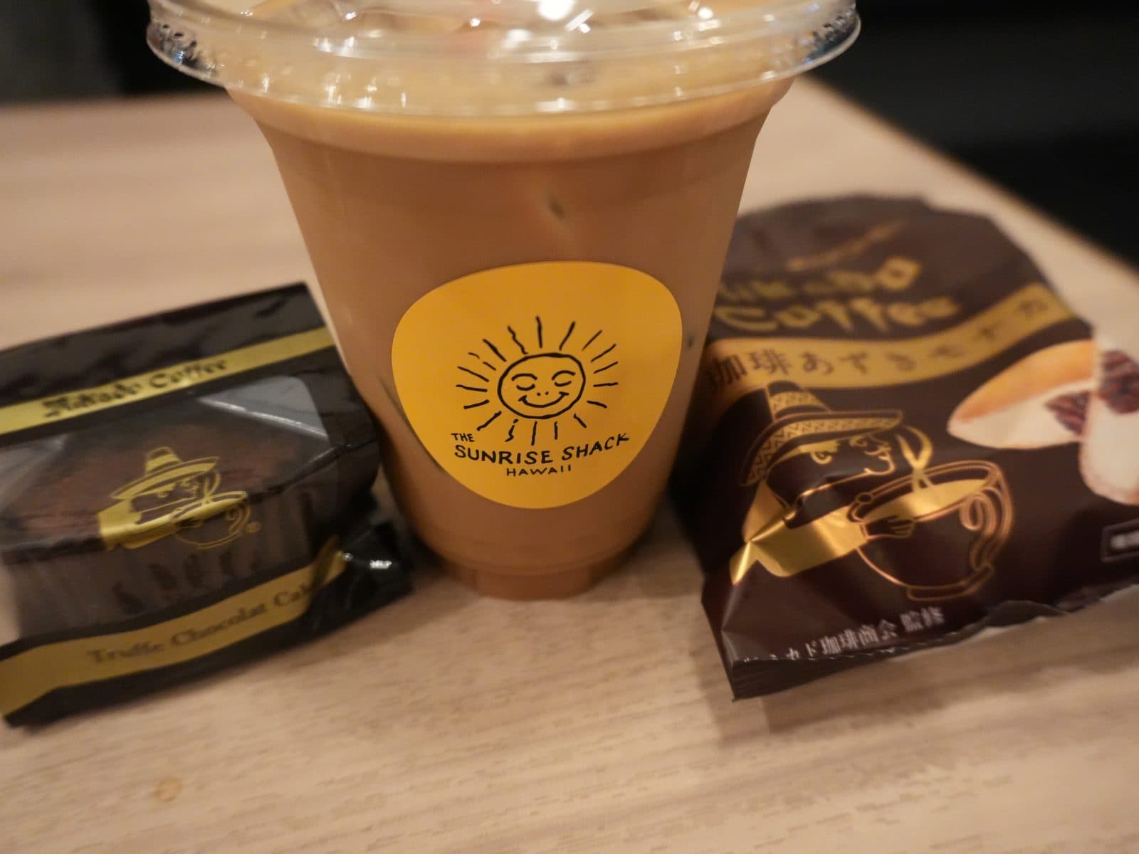 ROUND ABOUT CAFE(ラウンドアバウトカフェ)|ココナッツブレットコーヒー(アイス)と、ミカド珈琲のトリュフショコラケーキ、珈琲あずきモナカ(2026年9月19日・編集部撮影)
