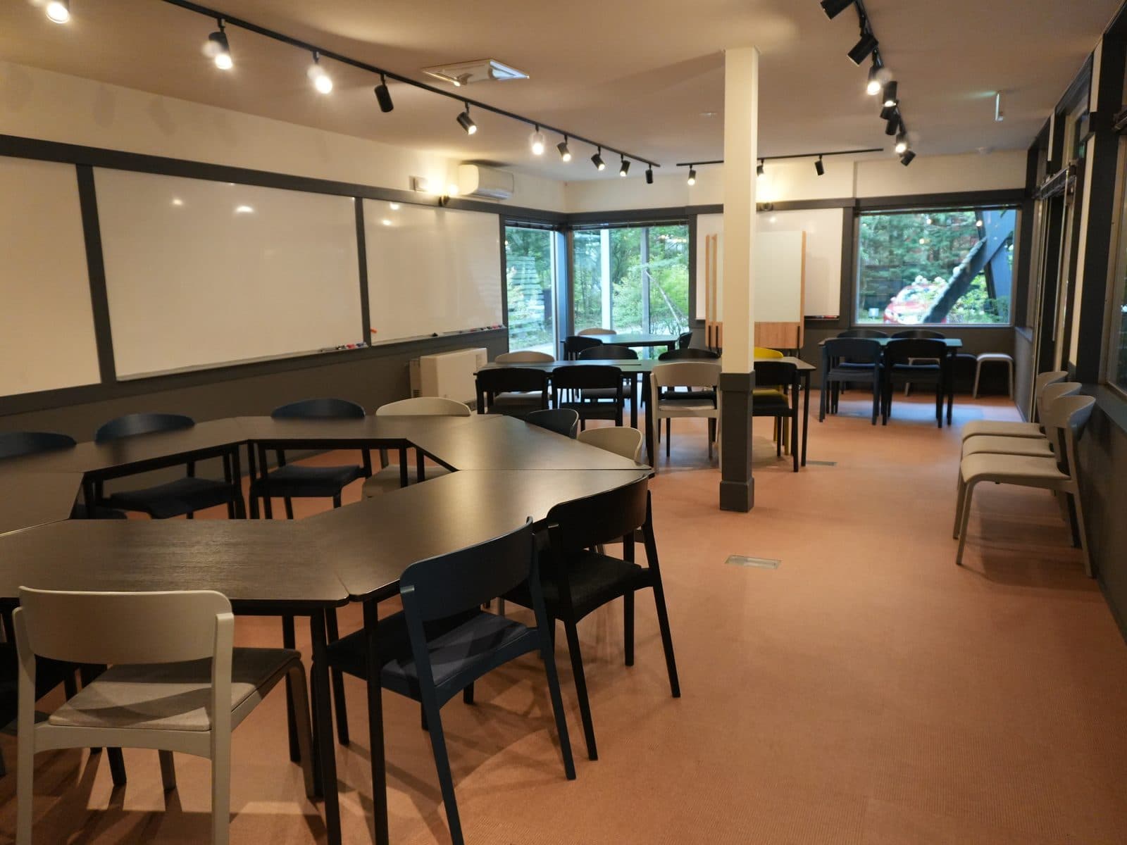 壁一面のホワイトボードがある広い部屋。訪問時は客席として使え、床には埋め込み式のコンセントがありました(2026年9月19日・編集部撮影)